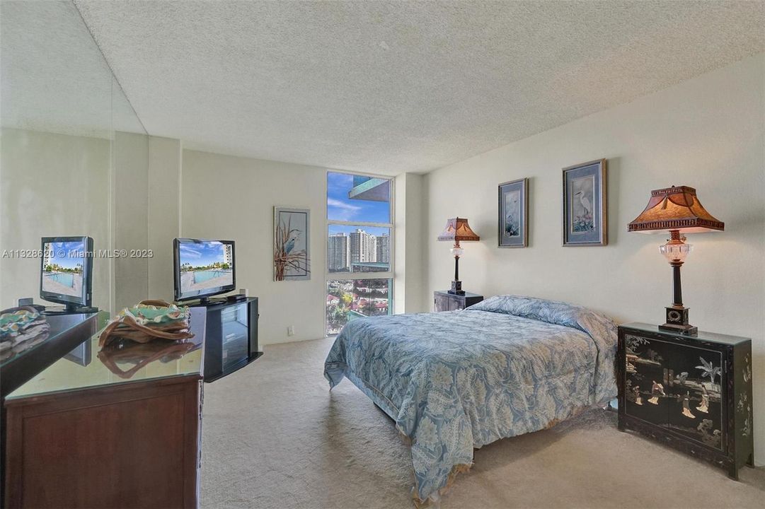Recently Sold: $250,000 (1 beds, 1 baths, 896 Square Feet)