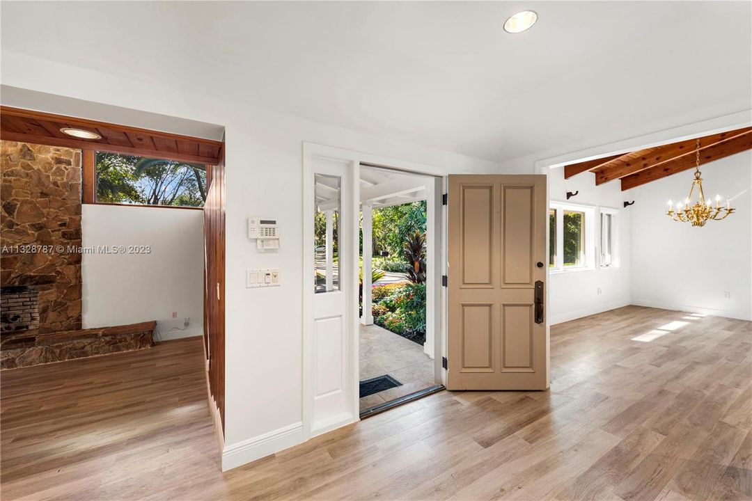 Recently Sold: $3,699,000 (5 beds, 3 baths, 3514 Square Feet)