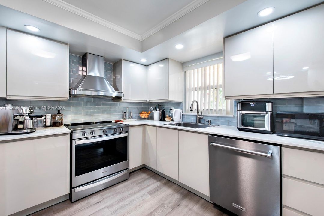 For Sale: $355,000 (2 beds, 2 baths, 1070 Square Feet)