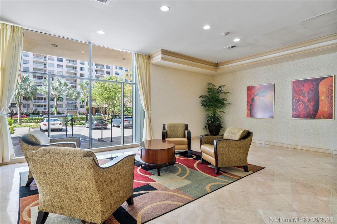 Recently Sold: $345,000 (1 beds, 1 baths, 975 Square Feet)