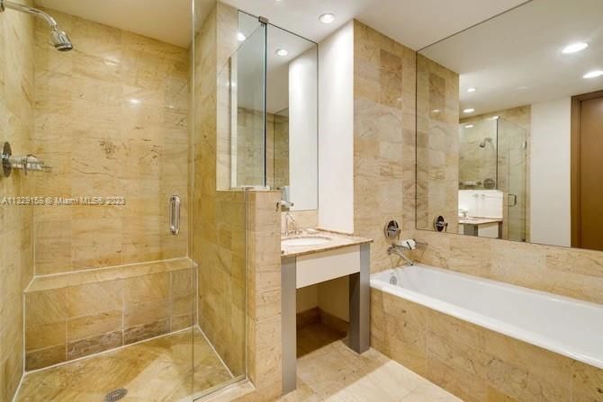 Recently Sold: $630,000 (1 beds, 1 baths, 966 Square Feet)