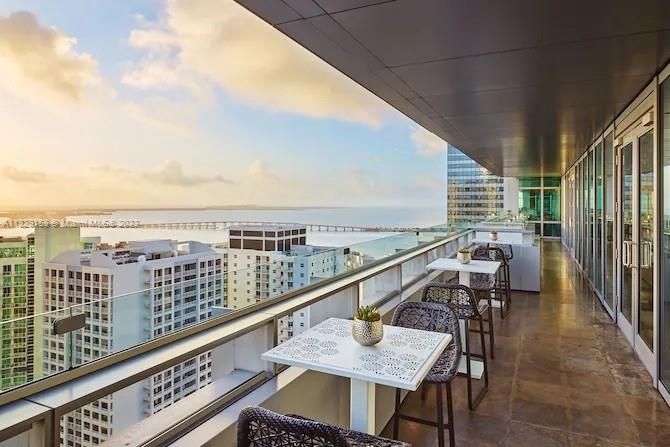 Recently Sold: $630,000 (1 beds, 1 baths, 966 Square Feet)