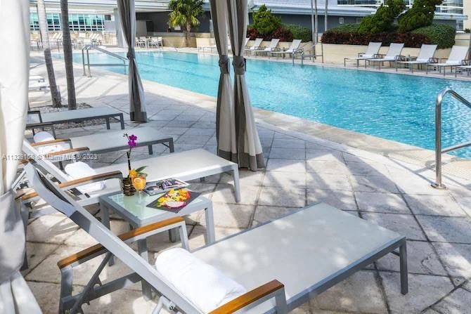 Recently Sold: $630,000 (1 beds, 1 baths, 966 Square Feet)