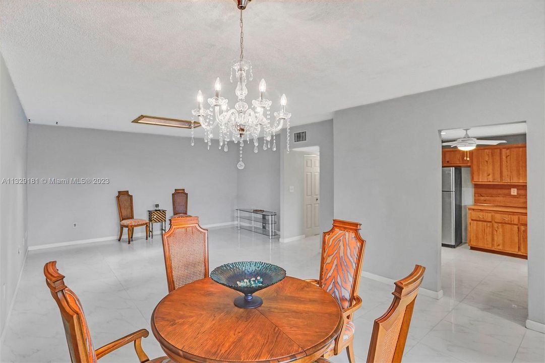 Vendido Recientemente: $239,000 (2 camas, 2 baños, 1400 Pies cuadrados)