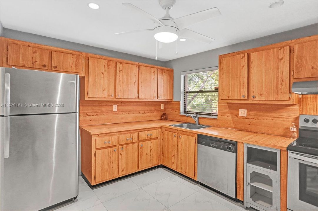 Vendido Recientemente: $239,000 (2 camas, 2 baños, 1400 Pies cuadrados)