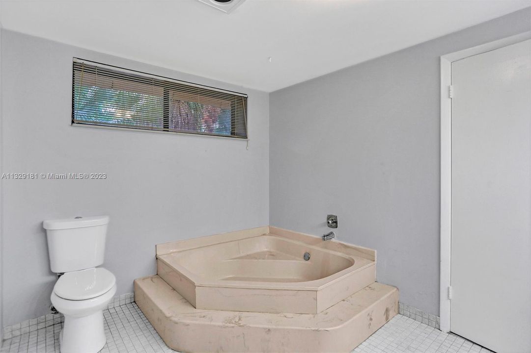 Vendido Recientemente: $239,000 (2 camas, 2 baños, 1400 Pies cuadrados)
