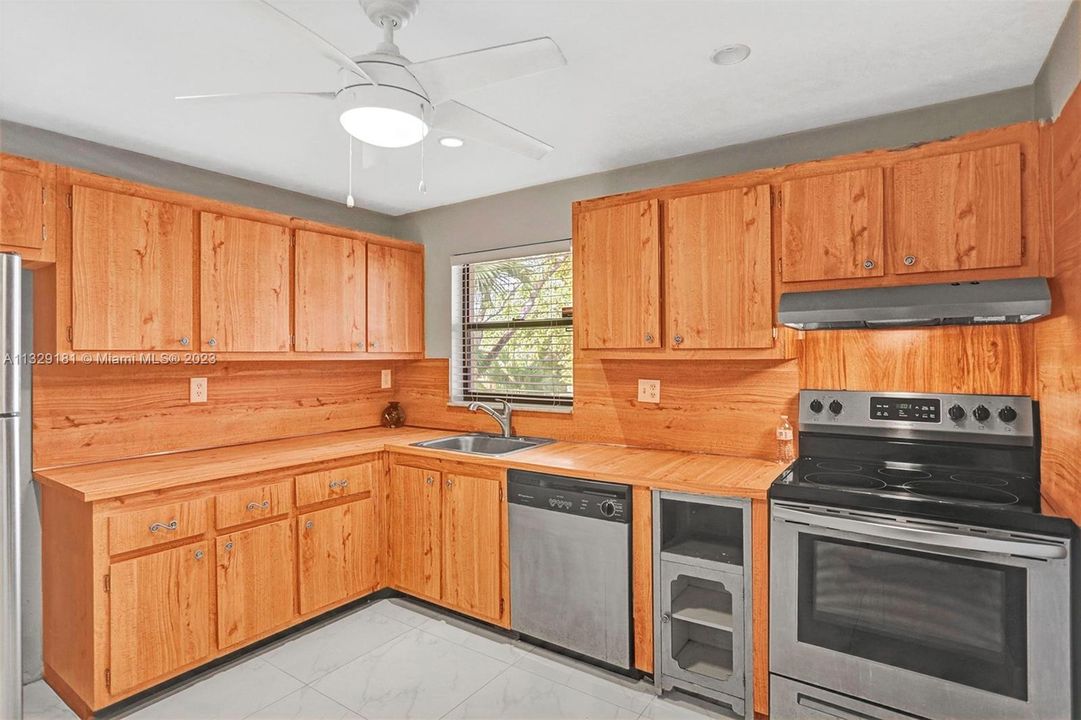 Vendido Recientemente: $239,000 (2 camas, 2 baños, 1400 Pies cuadrados)