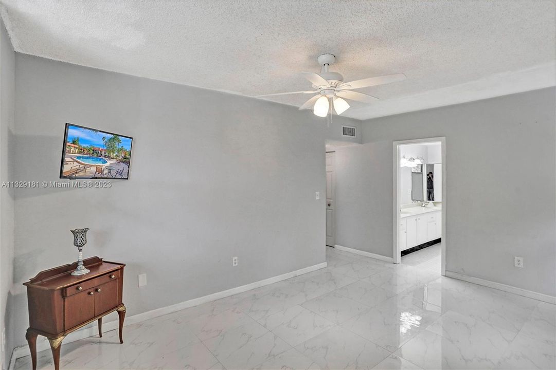 Vendido Recientemente: $239,000 (2 camas, 2 baños, 1400 Pies cuadrados)