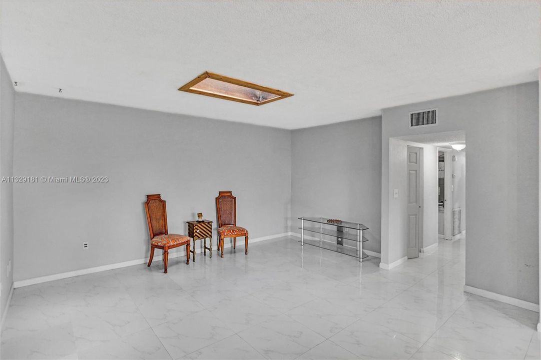 Vendido Recientemente: $239,000 (2 camas, 2 baños, 1400 Pies cuadrados)