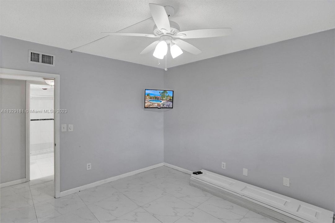 Vendido Recientemente: $239,000 (2 camas, 2 baños, 1400 Pies cuadrados)