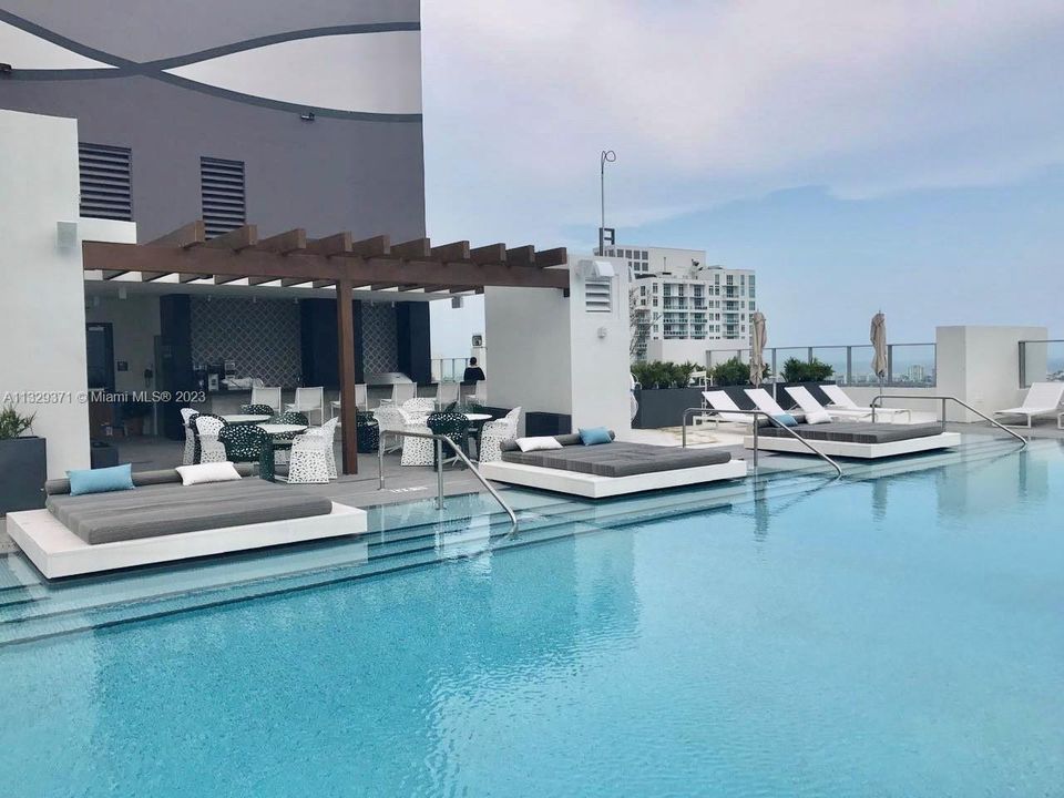 Recently Sold: $697,500 (1 beds, 1 baths, 975 Square Feet)