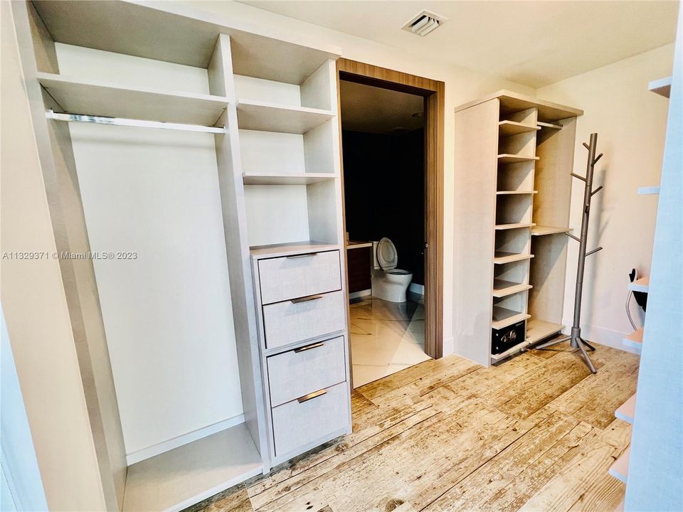 Recently Sold: $697,500 (1 beds, 1 baths, 975 Square Feet)