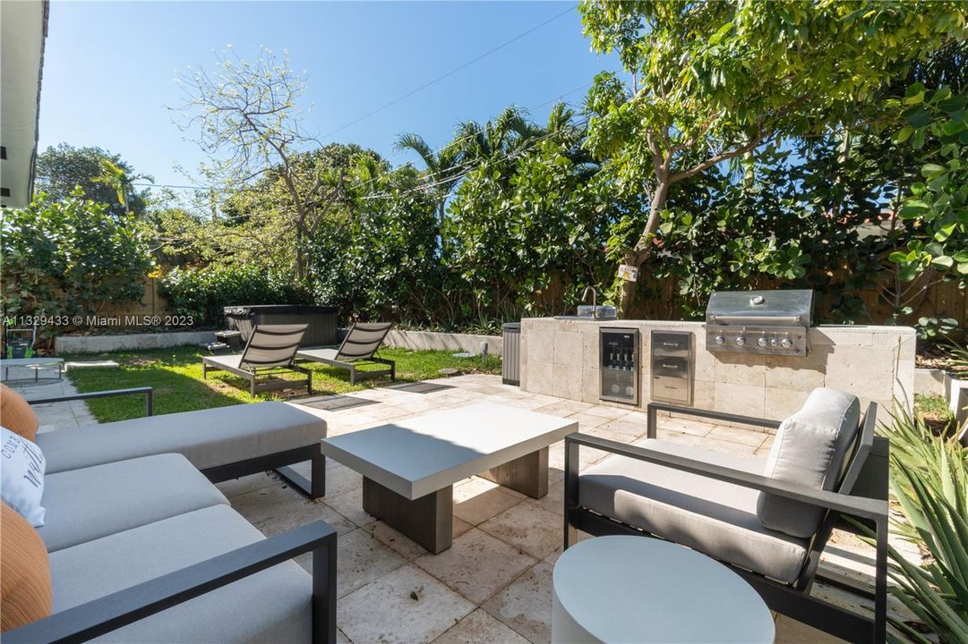 Recently Sold: $1,475,000 (4 beds, 3 baths, 1880 Square Feet)
