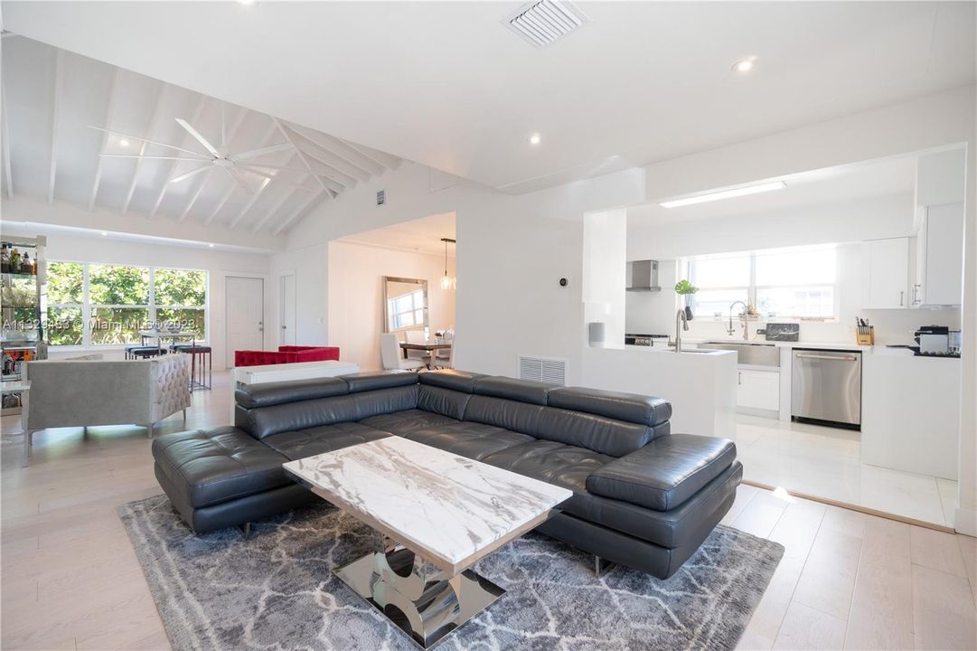 Recently Sold: $1,475,000 (4 beds, 3 baths, 1880 Square Feet)