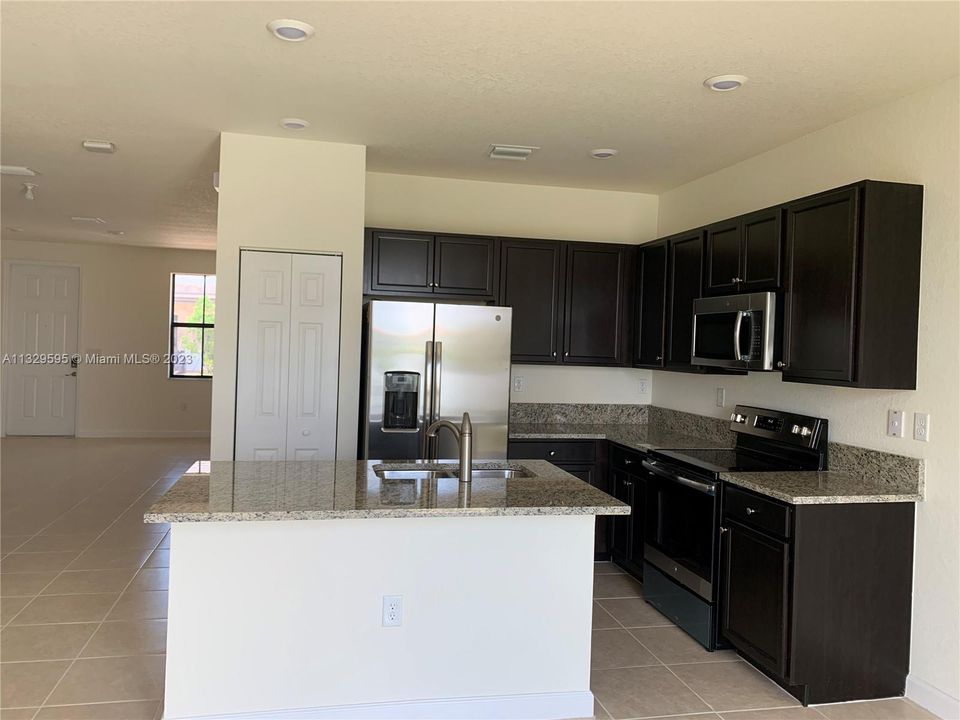 Recently Sold: $515,000 (3 beds, 3 baths, 1848 Square Feet)