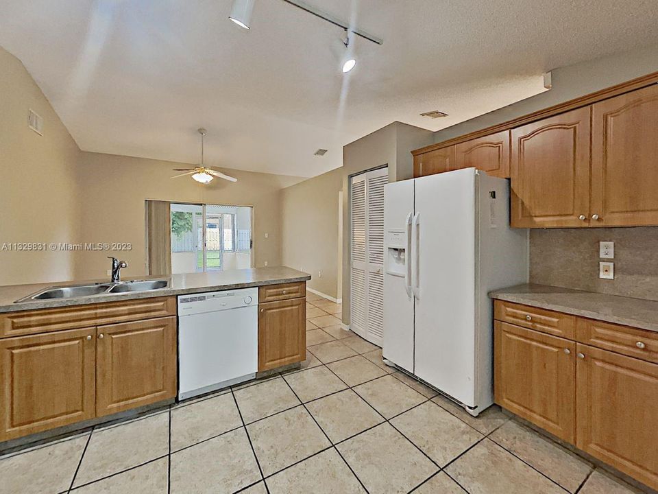 Recently Rented: $3,089 (3 beds, 2 baths, 1552 Square Feet)