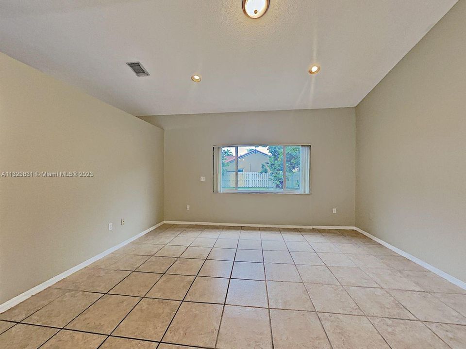 Recently Rented: $3,089 (3 beds, 2 baths, 1552 Square Feet)