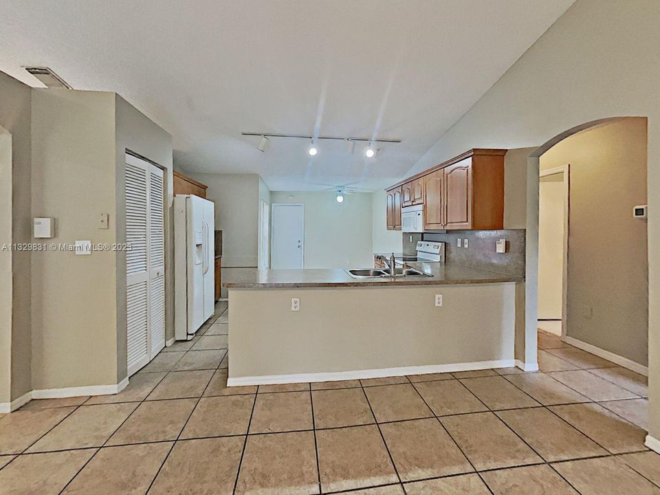 Recently Rented: $3,089 (3 beds, 2 baths, 1552 Square Feet)