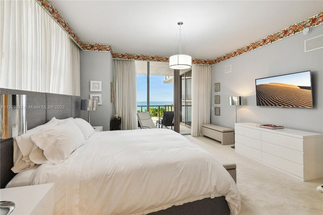 Recently Sold: $4,499,000 (2 beds, 2 baths, 1911 Square Feet)