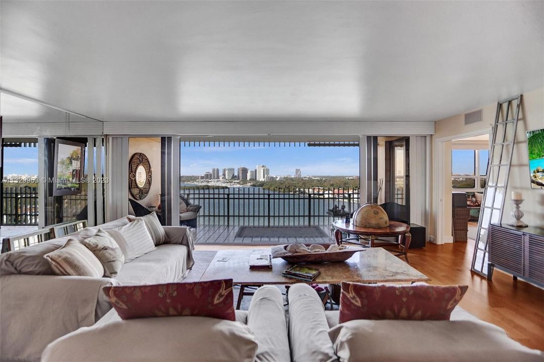 Recently Sold: $1,395,000 (2 beds, 2 baths, 1642 Square Feet)