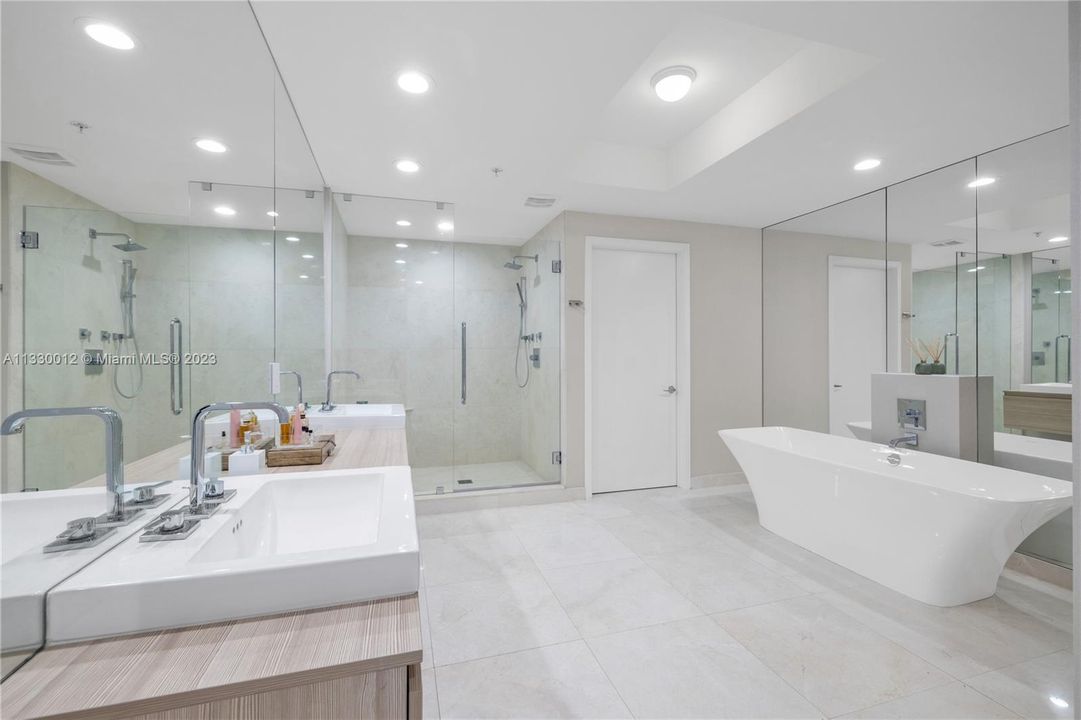 Recently Sold: $2,100,000 (3 beds, 3 baths, 2599 Square Feet)