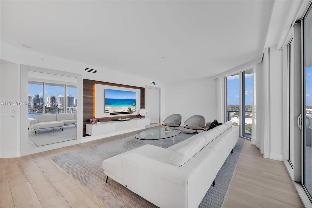 Recently Sold: $2,100,000 (3 beds, 3 baths, 2599 Square Feet)