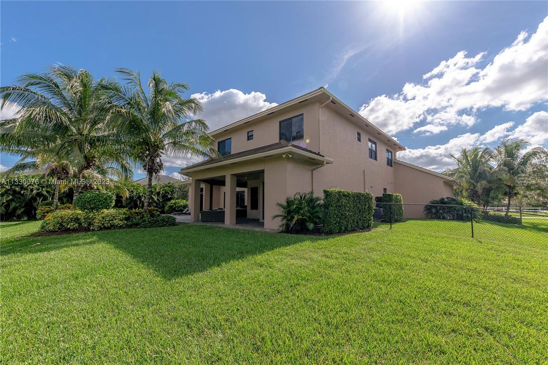 Recently Sold: $2,199,000 (5 beds, 5 baths, 4380 Square Feet)