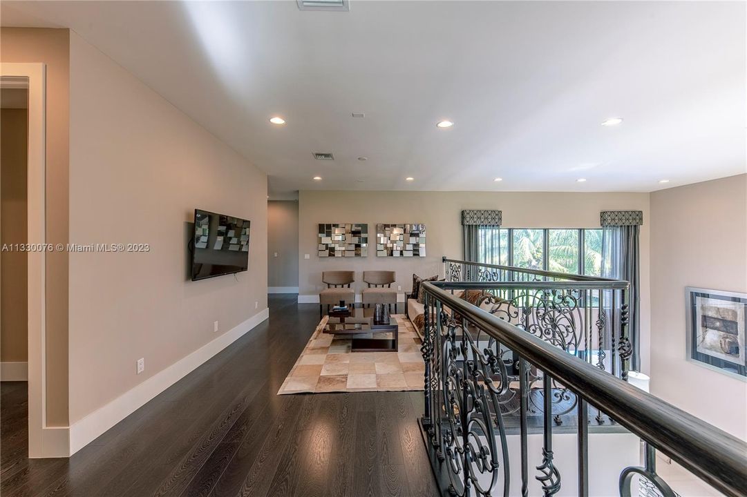 Recently Sold: $2,199,000 (5 beds, 5 baths, 4380 Square Feet)
