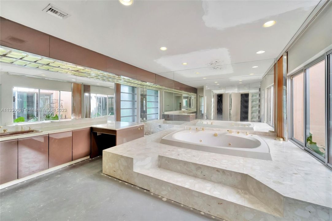 最近售出: $2,999,000 (6 贝兹, 5 浴室, 8777 平方英尺)
