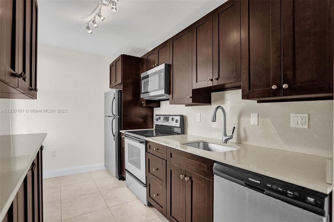 Recently Sold: $299,000 (1 beds, 1 baths, 955 Square Feet)