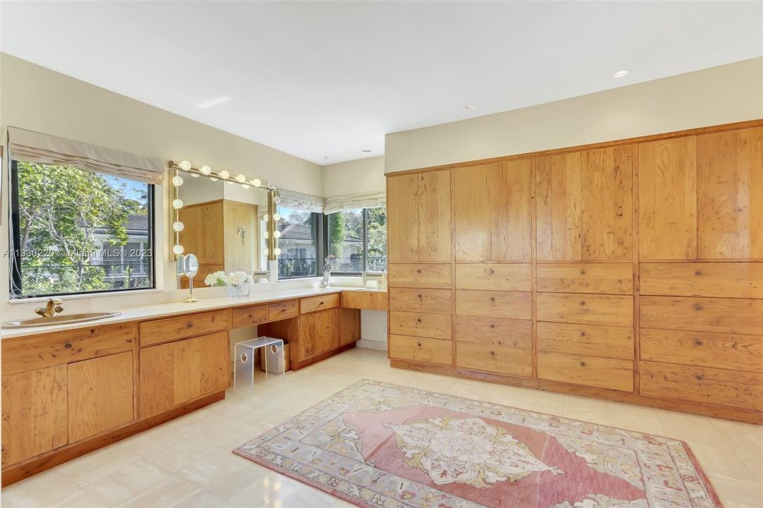 Recently Sold: $1,560,000 (3 beds, 2 baths, 2518 Square Feet)