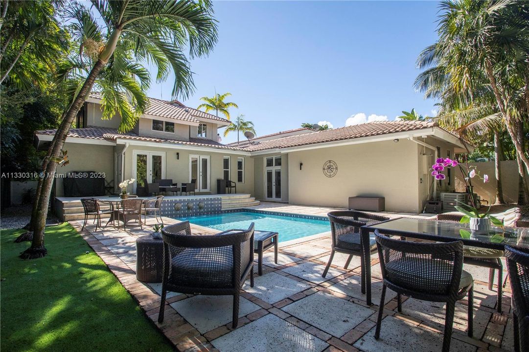 Recently Sold: $3,200,000 (5 beds, 6 baths, 4700 Square Feet)