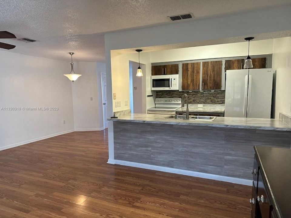 Recently Rented: $1,400 (1 beds, 1 baths, 973 Square Feet)