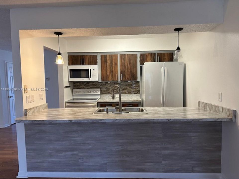 Recently Rented: $1,400 (1 beds, 1 baths, 973 Square Feet)