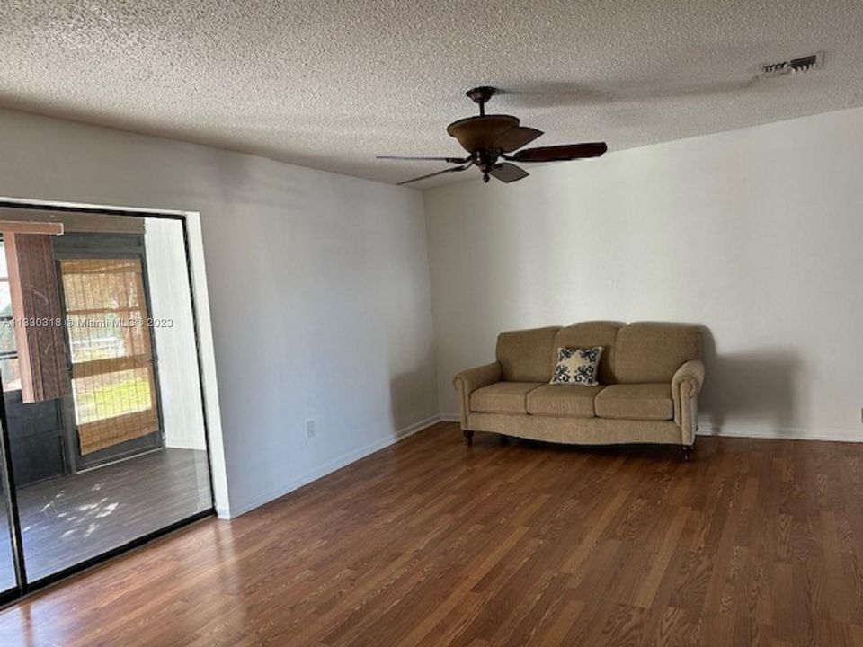 Recently Rented: $1,400 (1 beds, 1 baths, 973 Square Feet)