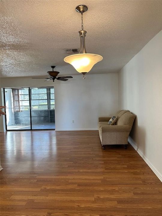 Recently Rented: $1,400 (1 beds, 1 baths, 973 Square Feet)