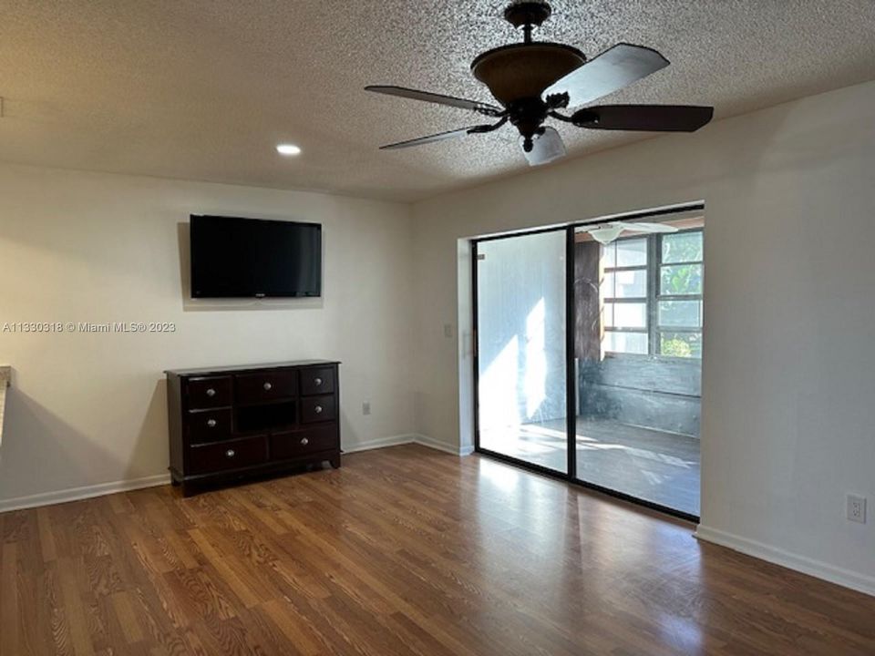 Recently Rented: $1,400 (1 beds, 1 baths, 973 Square Feet)