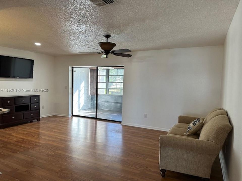 Recently Rented: $1,400 (1 beds, 1 baths, 973 Square Feet)