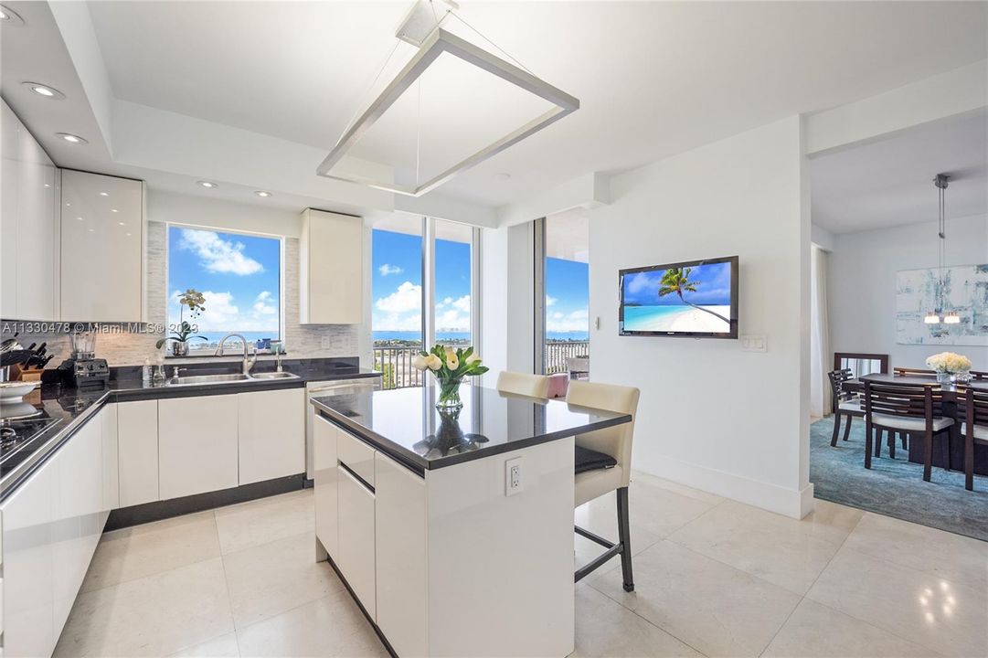 Recently Sold: $2,999,000 (2 beds, 2 baths, 2100 Square Feet)