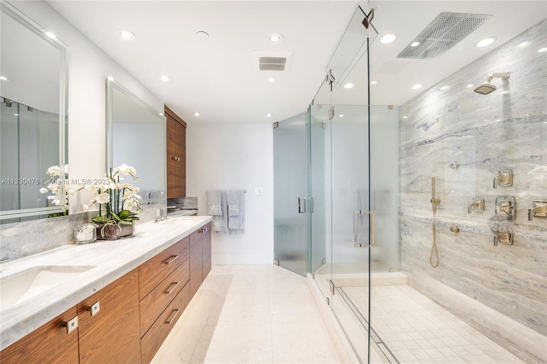 Recently Sold: $2,999,000 (2 beds, 2 baths, 2100 Square Feet)