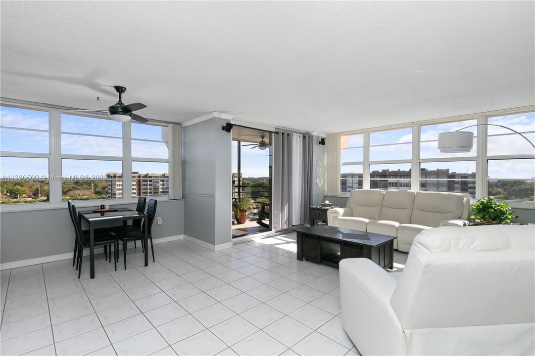 Vendido Recientemente: $219,921 (2 camas, 2 baños, 1120 Pies cuadrados)