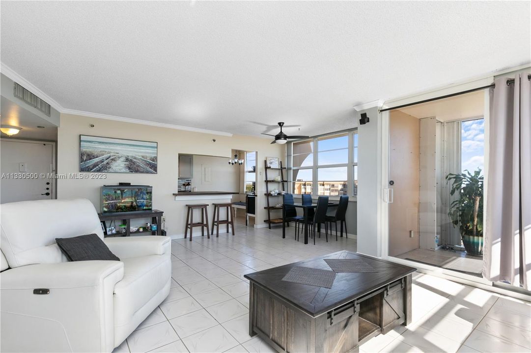 Vendido Recientemente: $219,921 (2 camas, 2 baños, 1120 Pies cuadrados)