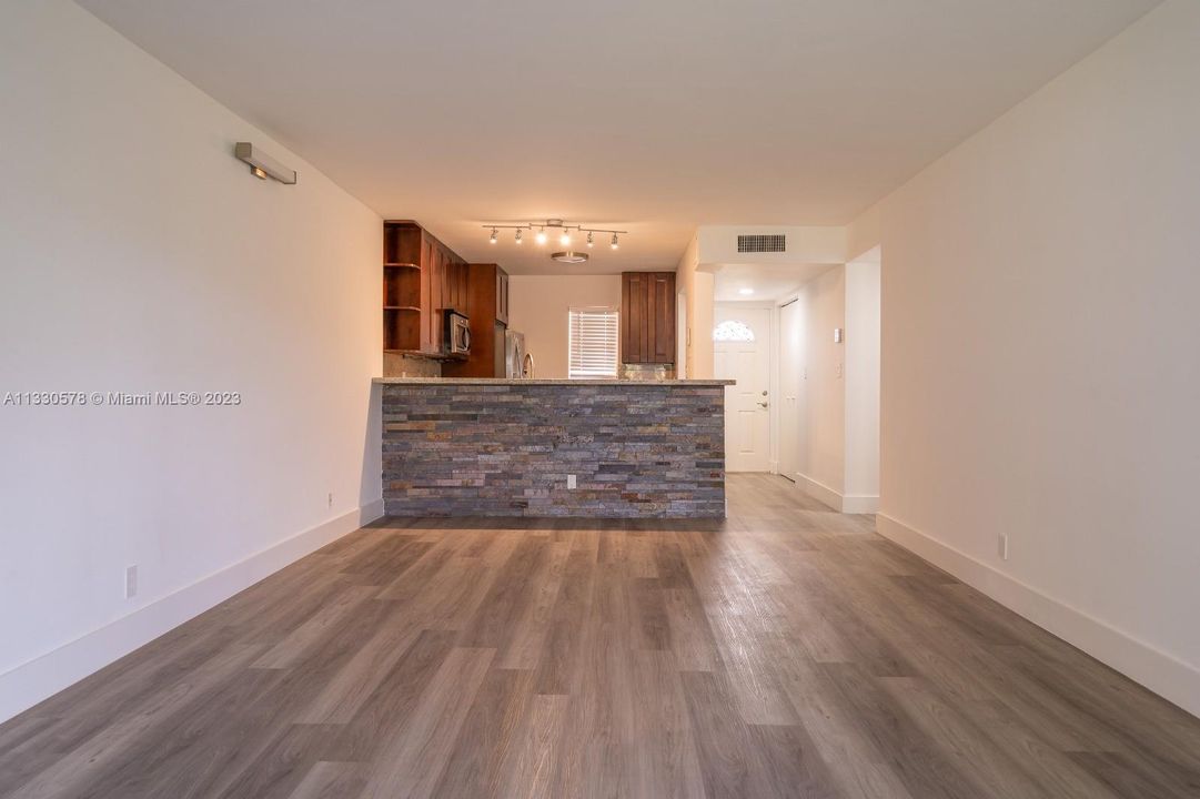 For Sale: $298,000 (2 beds, 2 baths, 979 Square Feet)