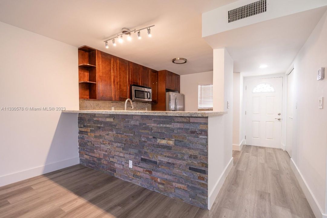 For Sale: $298,000 (2 beds, 2 baths, 979 Square Feet)