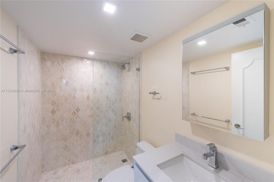 Recently Sold: $1,199,000 (2 beds, 2 baths, 1180 Square Feet)