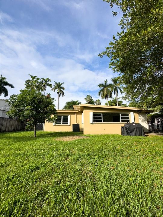Recently Sold: $1,080,000 (3 beds, 2 baths, 1702 Square Feet)