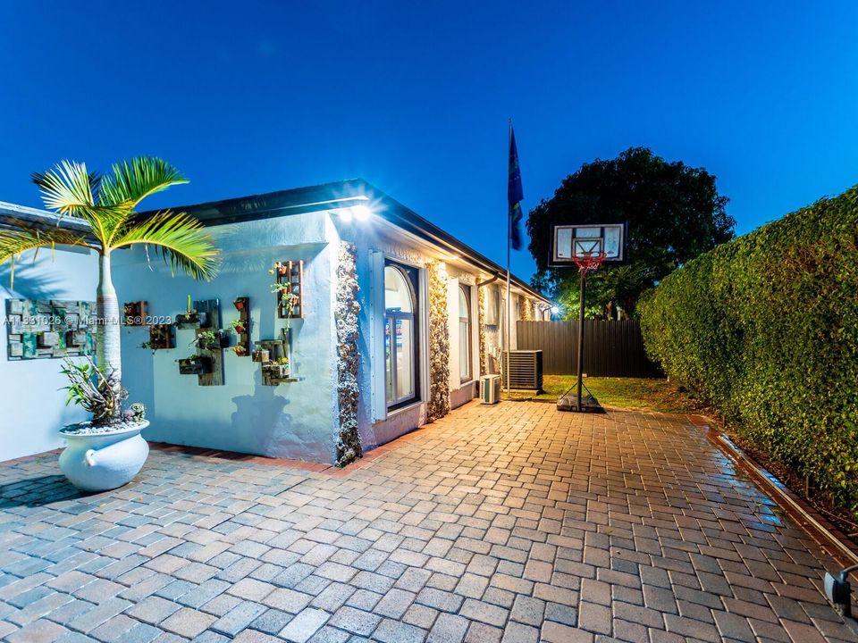 Recently Rented: $8,750 (4 beds, 5 baths, 2544 Square Feet)
