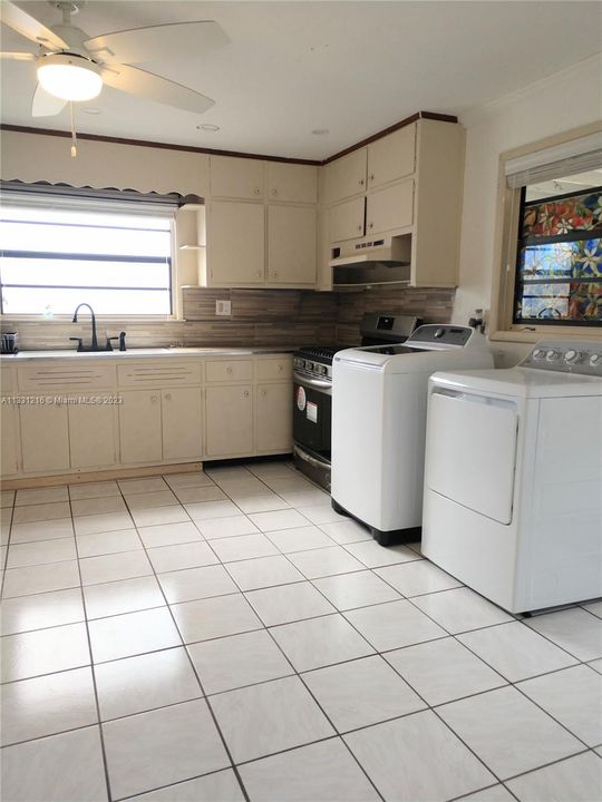 Recently Rented: $1,850 (2 beds, 1 baths, 1324 Square Feet)