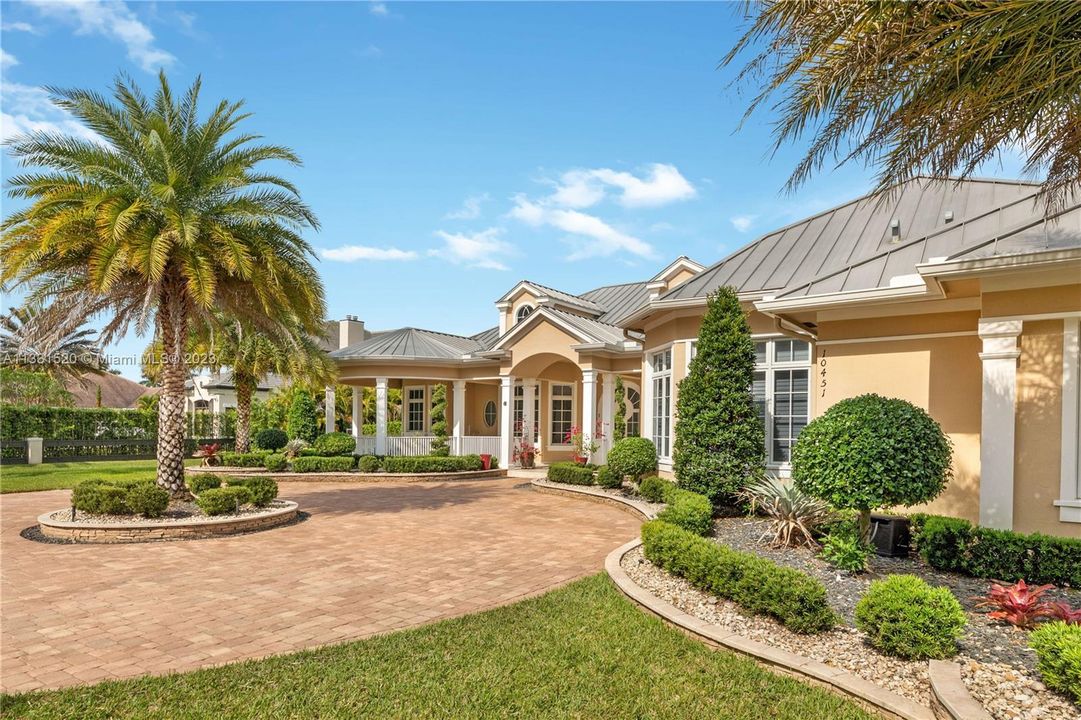 Recently Sold: $2,350,000 (5 beds, 5 baths, 5784 Square Feet)