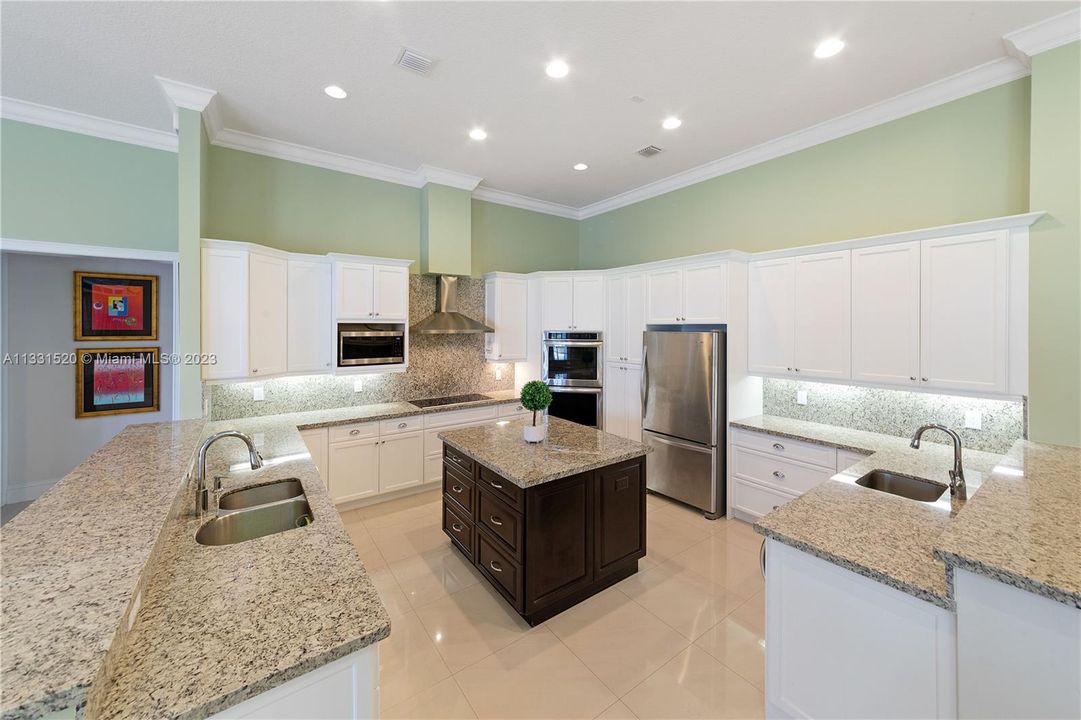 Recently Sold: $2,350,000 (5 beds, 5 baths, 5784 Square Feet)